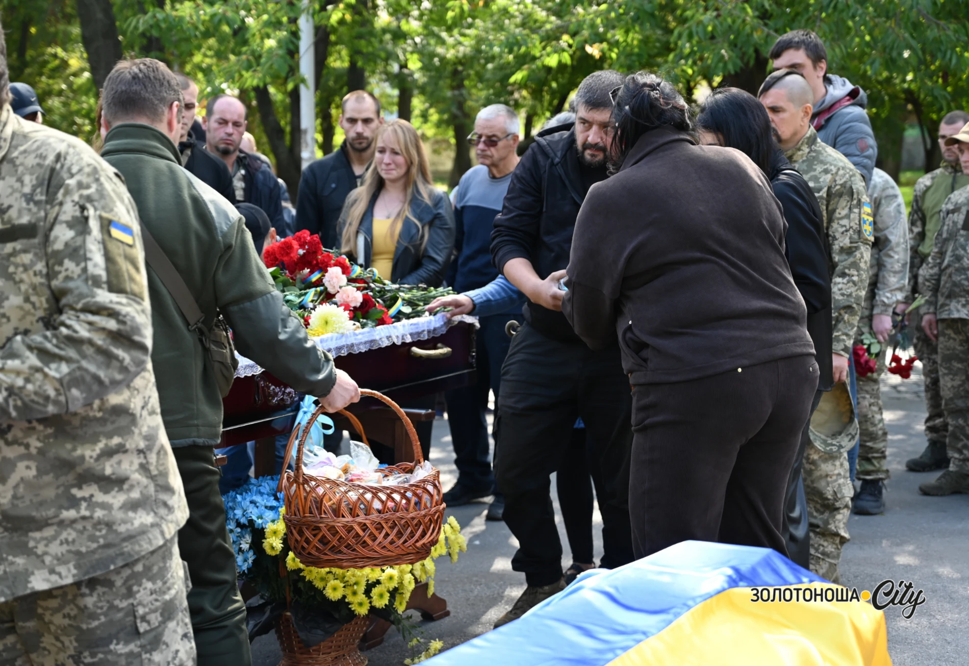 «Я не вдова! Я – дружина загиблого Героя». На щиті Дмитро Мелешко