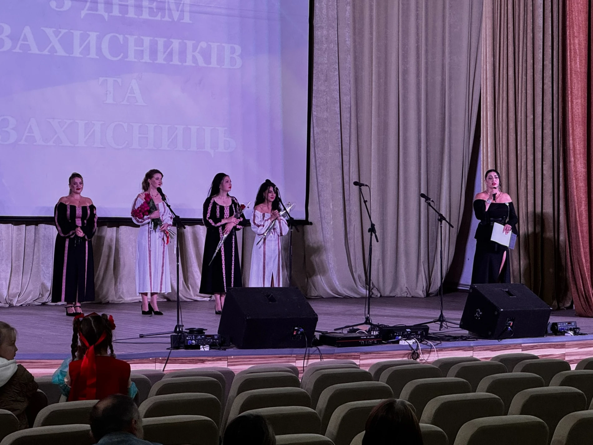 «Тут і зараз»: у Золотоноші відбувся концерт ансамблю «Лебідка»