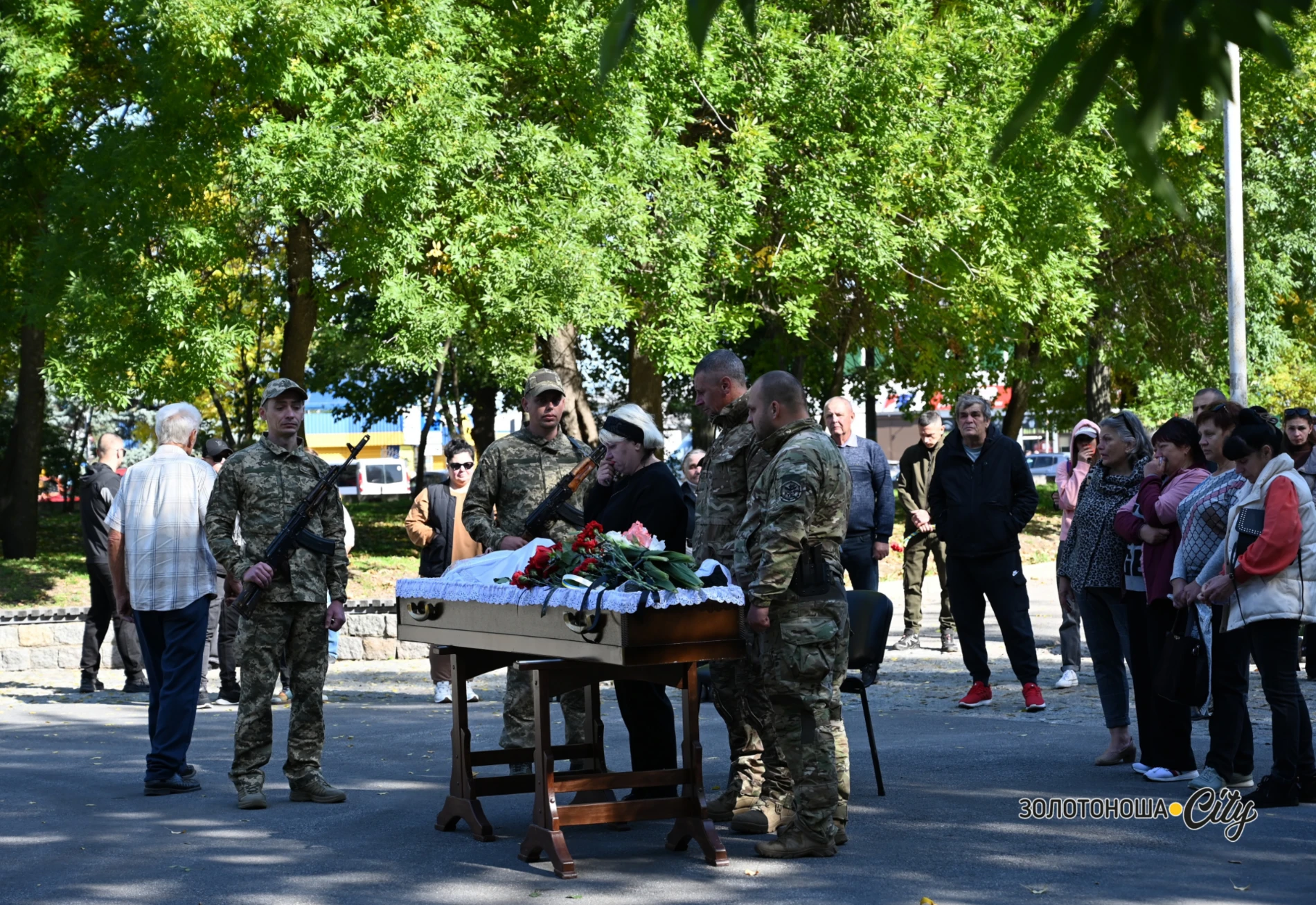 Золотоноша у скорботі: на щиті старший сержант Тарасов