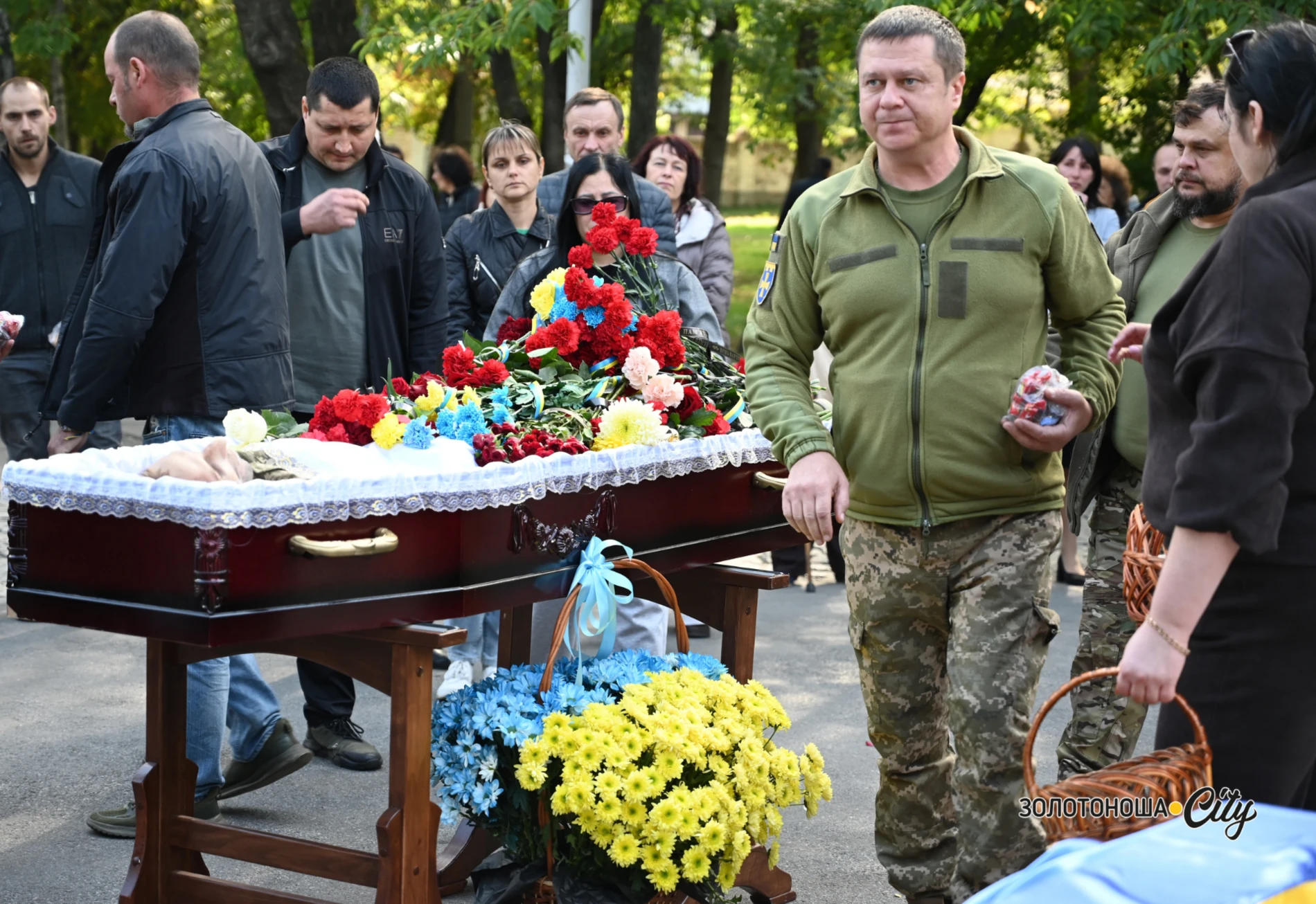 «Я не вдова! Я – дружина загиблого Героя». На щиті Дмитро Мелешко