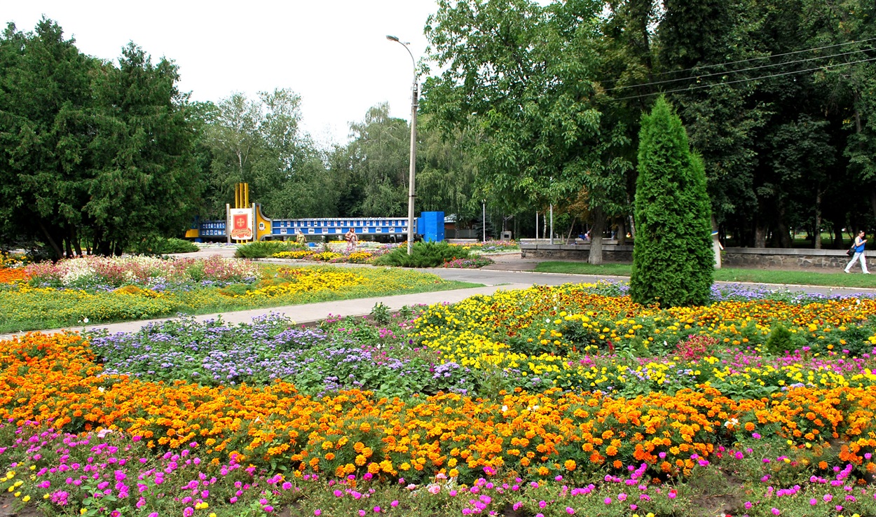 Для ознайомлення. Золотоно́ша — місто чорнобривців та велосипедистів. Розкинулося за 30 км на північний схід від обласного центру – м. Черкаси. Розташоване на річці Золотоношка, притоці Дніпра, на перехресті автомагістралей Київ-Кременчук та Черкаси-Шрамківка і на залізничній лінії Бахмач-Одеса. Населення -. 27 664 (2020 р.)  Місто обласного підпорядкування. 23 вересня 2021 року Золотоноші виповниться 445 років.