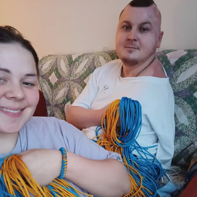 Юля та Віталій Мізіни з матеріалами для виробів з паракорду