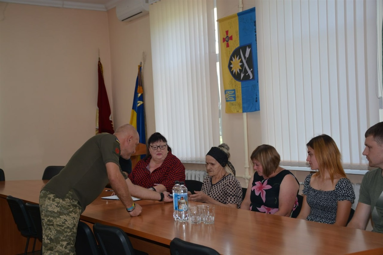 Вручив нагороду рідним загиблого підполковник Сергій Абусєв
