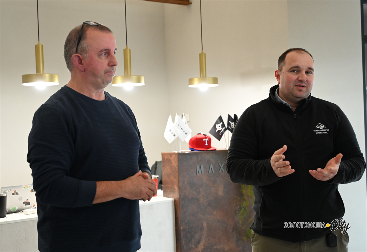 Генеральний директор табору "Максимум" Віталій Собко та виконавчий директор LimbFit Метью Колі