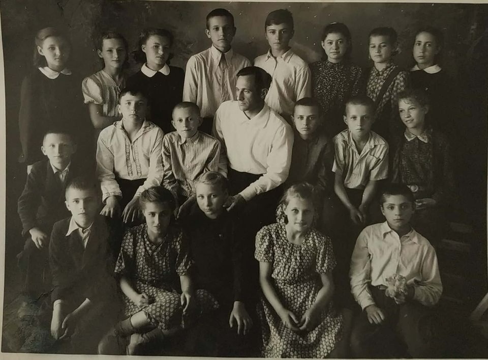 Михайло Федорович Пономаренко з учнями Золотоніської 4 школи.