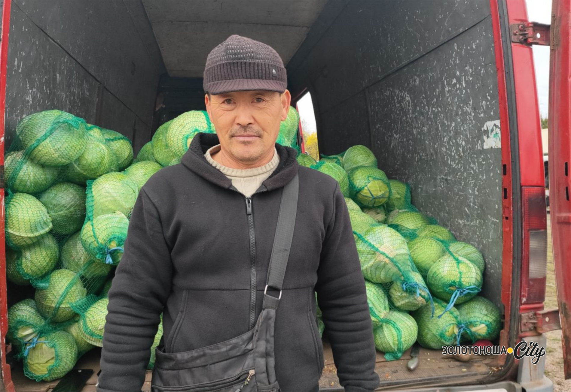Недільний базар у Золотоноші пахне землею, гарбузами, хризантемами і … добротою