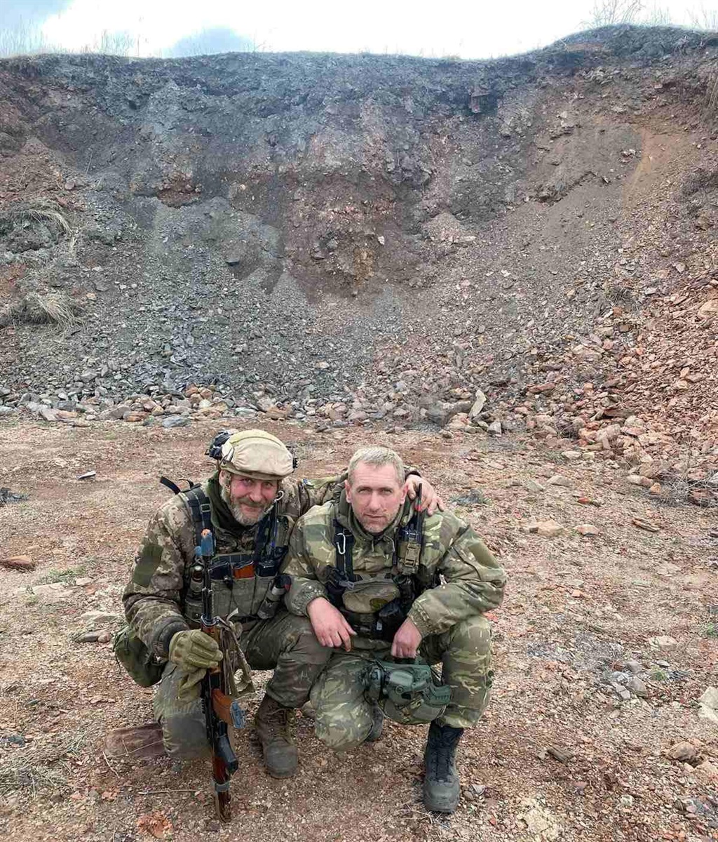 "Батя" і "Хуліган" (справа). Позаду терикон бамбаса.