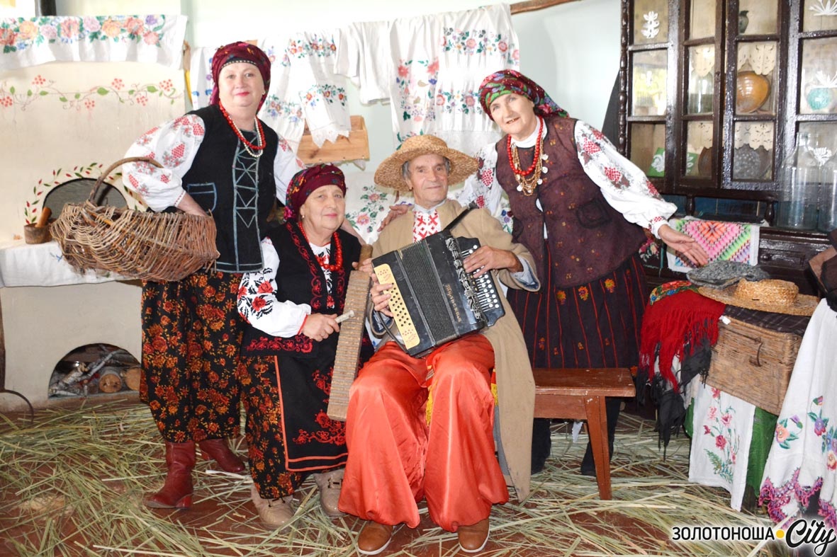 На фото: Світлана Жигалова, Ольга Максьома, Григорій Максьома, Валентина Гукова.