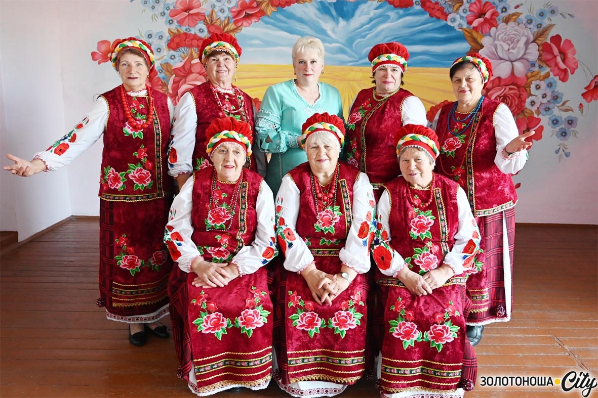 На фото: Ольга Лисенко, Марія Колос, Ірина Горелова, Наталія Руденко, Галина Скиба. Сидять: Людмила Сень, Тетяна Антонова, Надія Зугань.