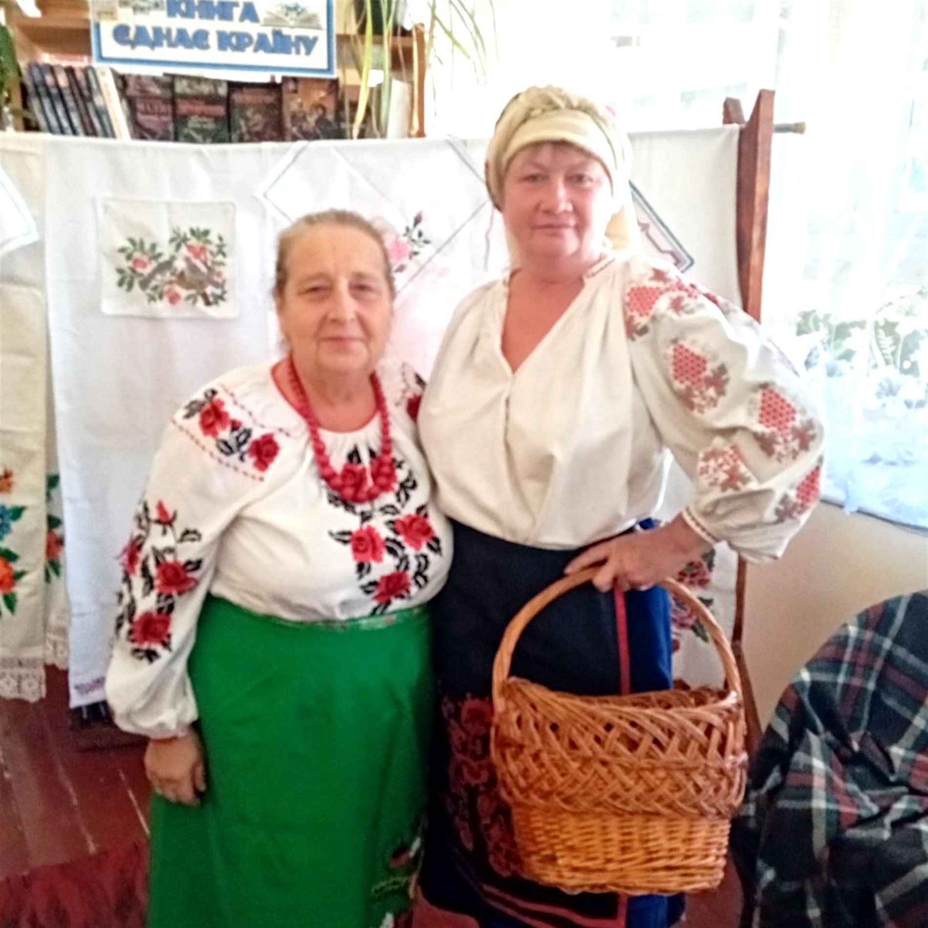 Хай лине пісня над селом і сяють зорі золотії!