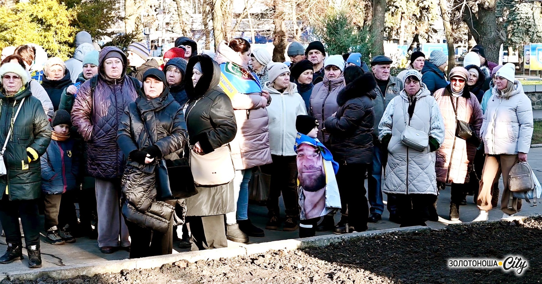 «Тримаю у руках жетон, немов тебе, сину, за руку» - у Золотоноші відкрили Дерево надії (ВІДЕО)