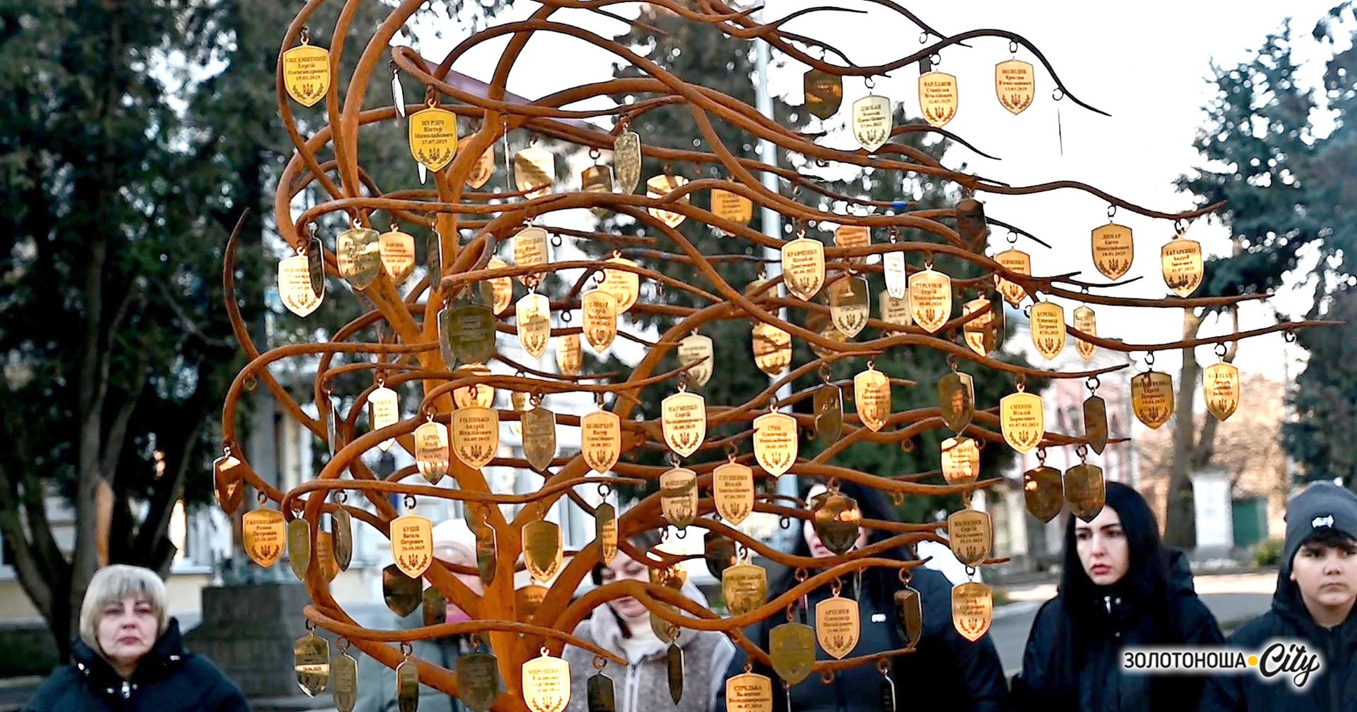 «Тримаю у руках жетон, немов тебе, сину, за руку» - у Золотоноші відкрили Дерево надії (ВІДЕО)