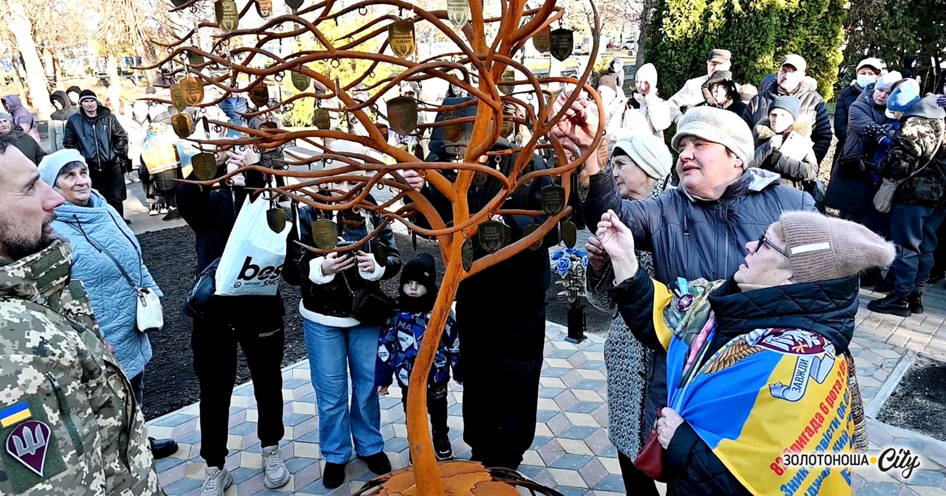«Тримаю у руках жетон, немов тебе, сину, за руку» - у Золотоноші відкрили Дерево надії (ВІДЕО)
