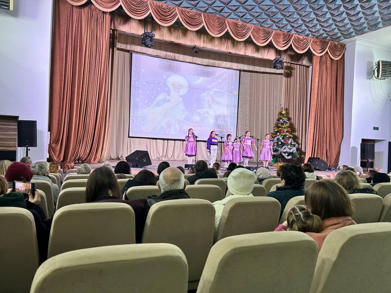 Святий Миколай подарував золотоніським дітям свято