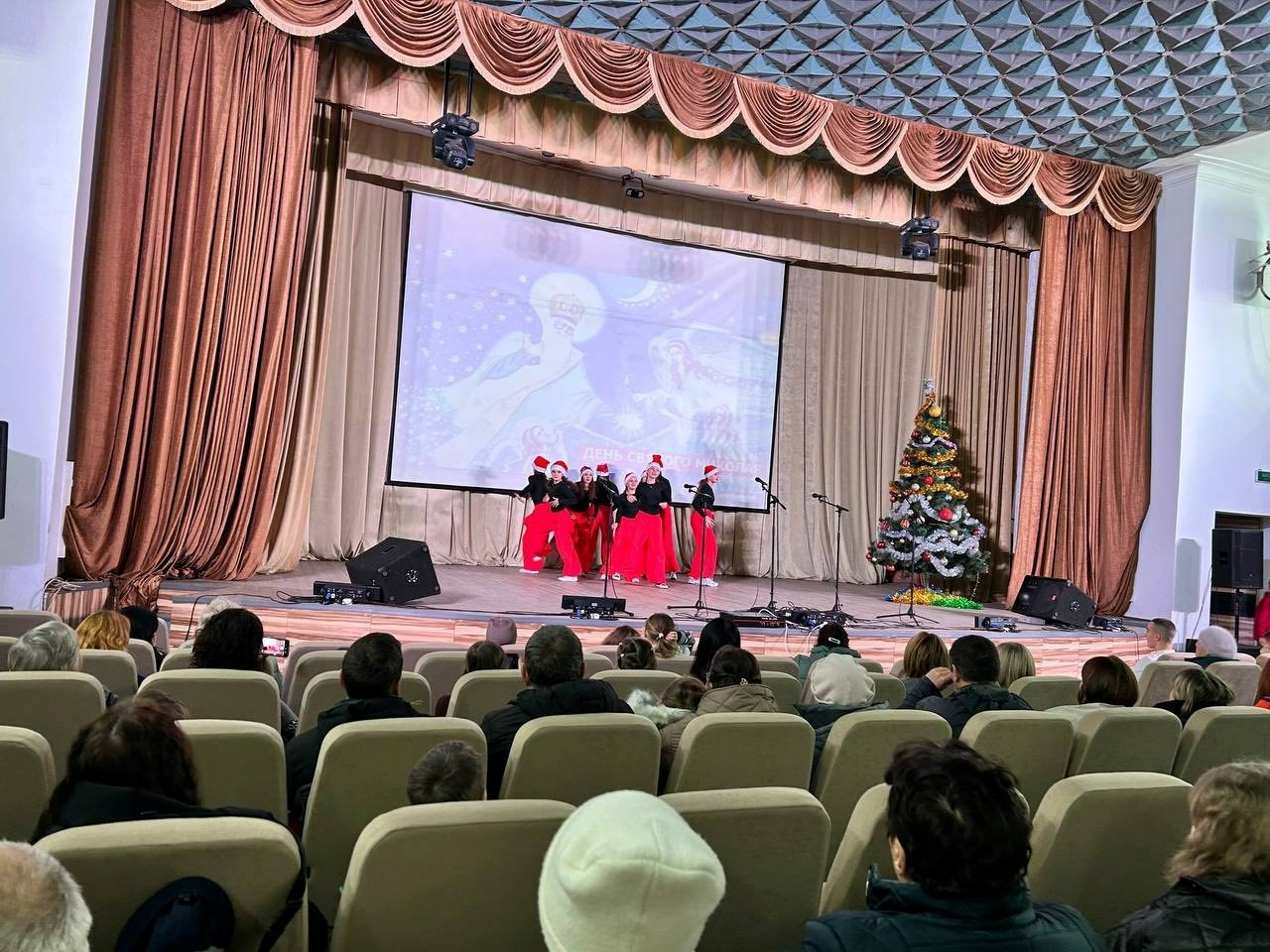 Святий Миколай подарував золотоніським дітям свято