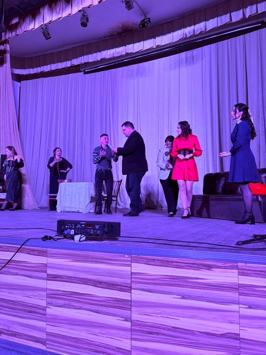 Дотепна комедія на сцені місцевого театру