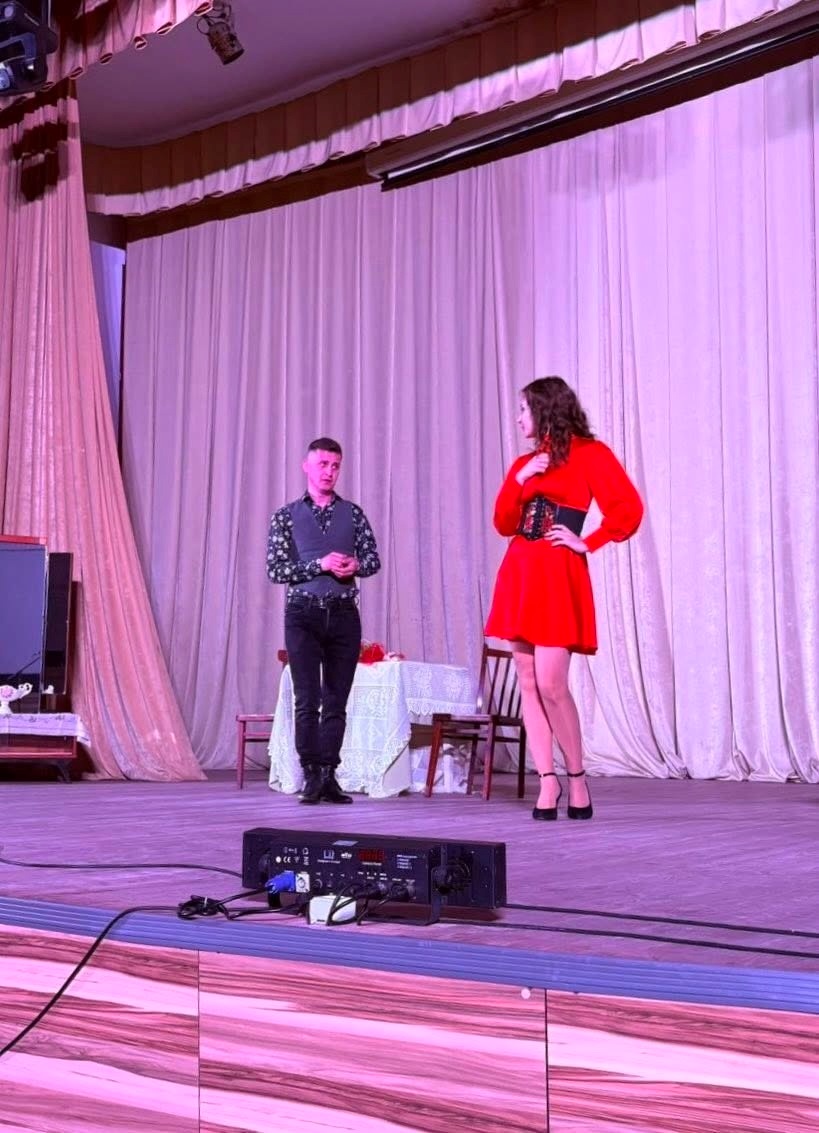 Дотепна комедія на сцені місцевого театру