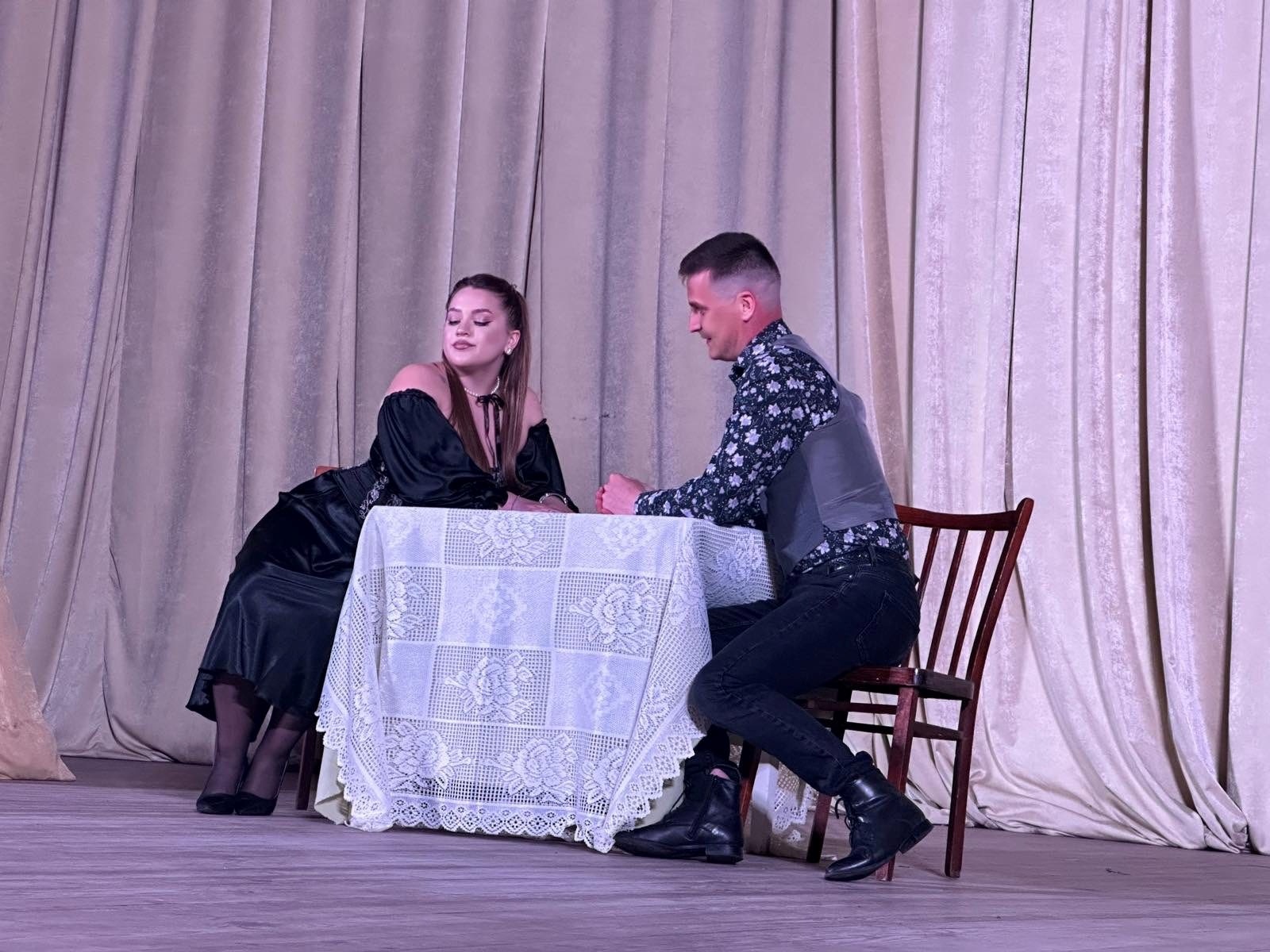 Дотепна комедія на сцені місцевого театру