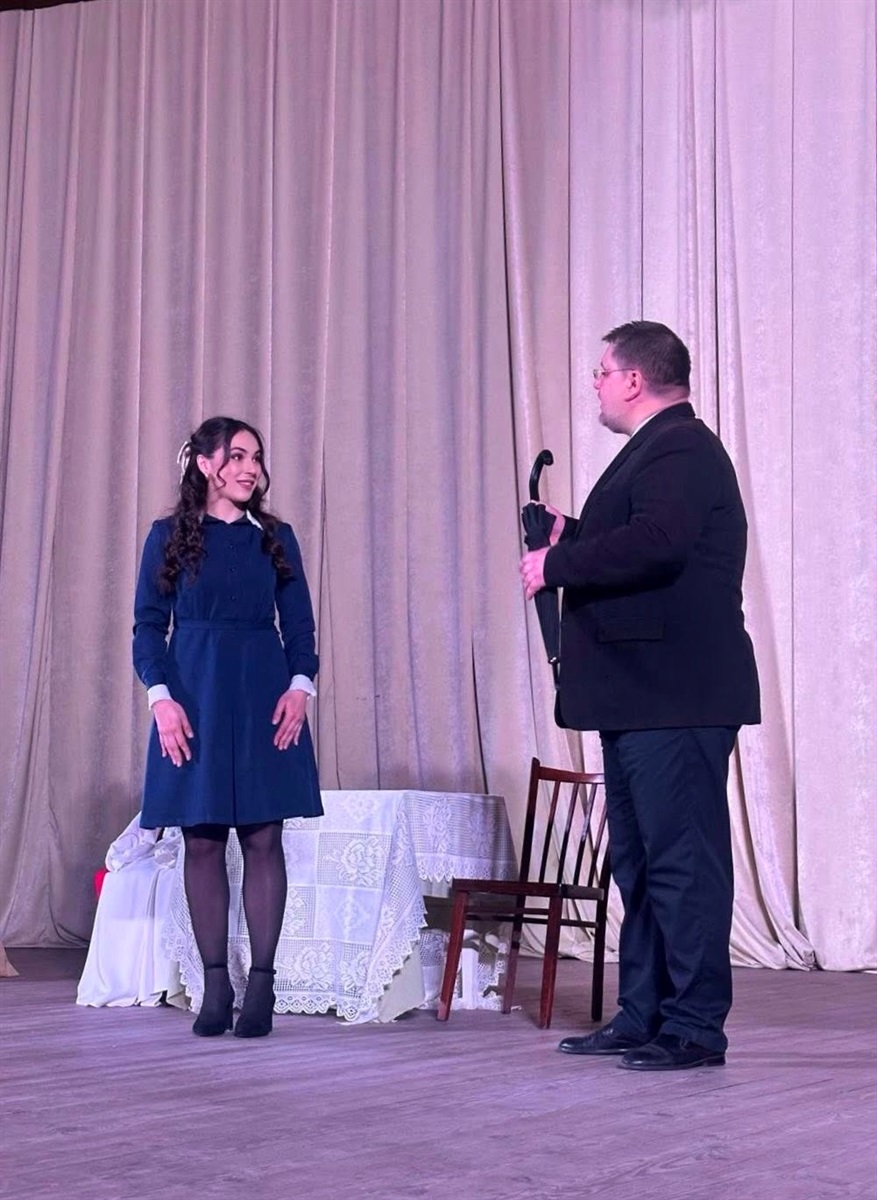 Дотепна комедія на сцені місцевого театру