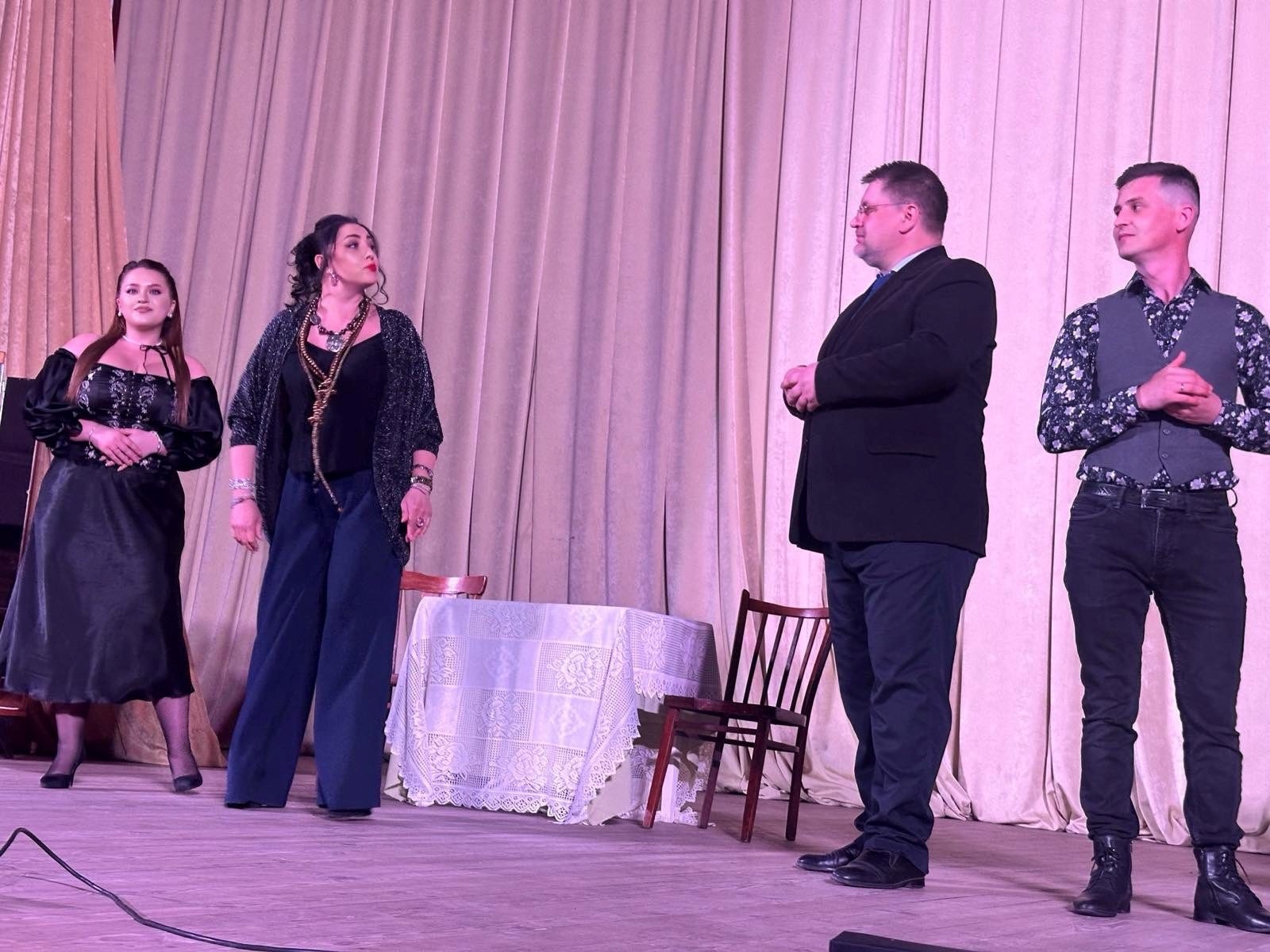 Дотепна комедія на сцені місцевого театру