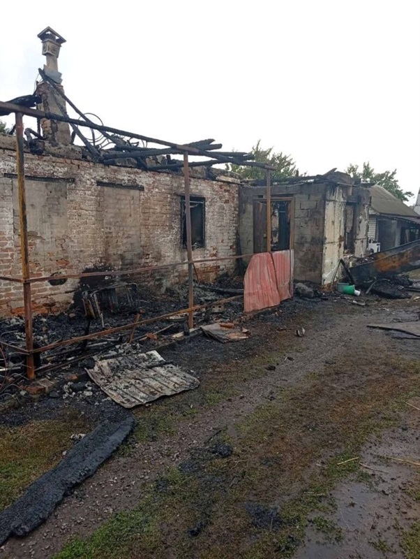Блискавка за лічені хвилини знищила будинок: на Золотоніщині родина залишилася без житла