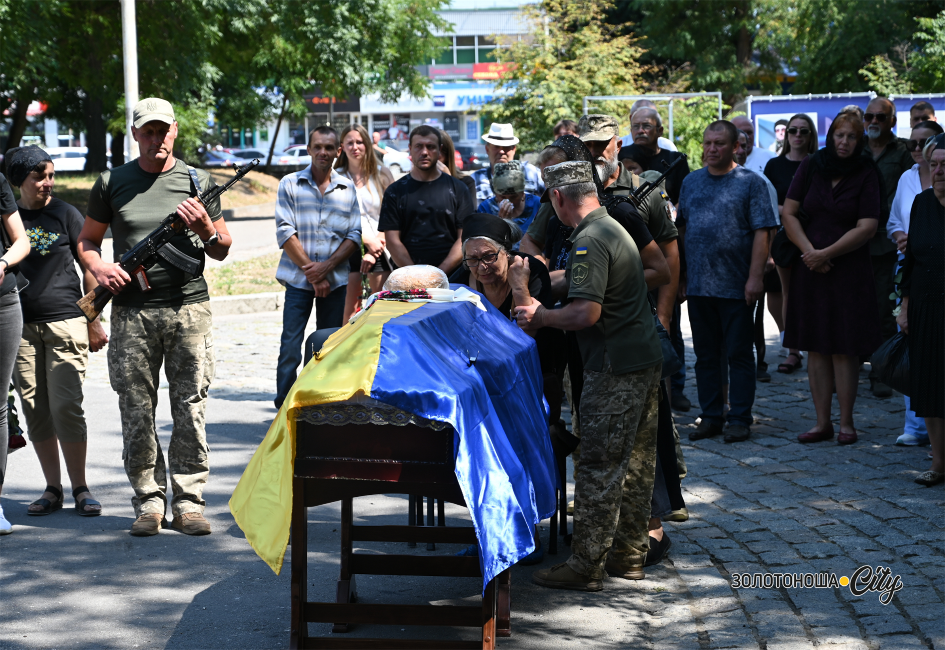 У Золотоноші попрощалися із захисником Олександром Подзьолкіним: фоторепортаж